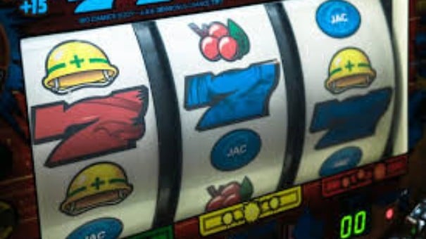 Ang slot machine ay isang laro ng pagsusugal batay sa random na pagbuo ng numero, na kilala rin bilantg slo machine